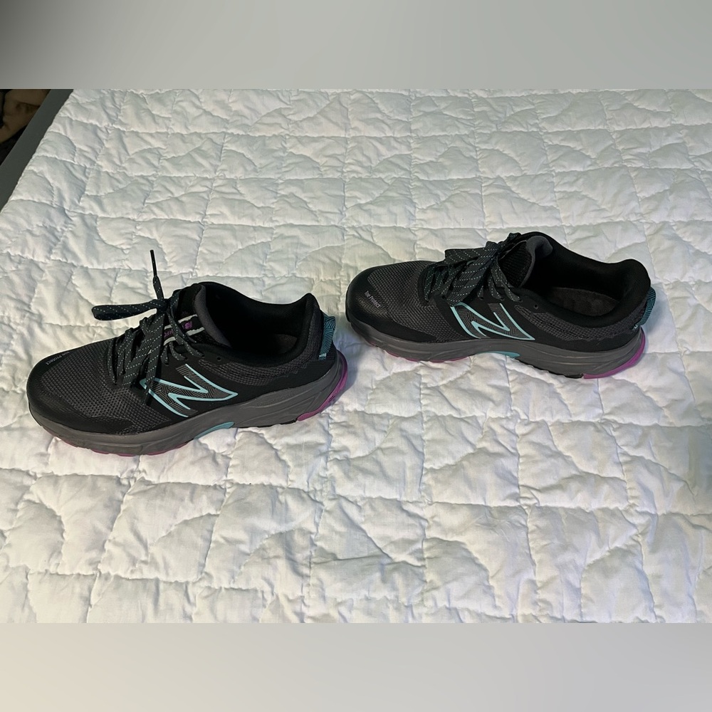 New Balance Women's Size 8.5 Black and Teal Athletic Shoes